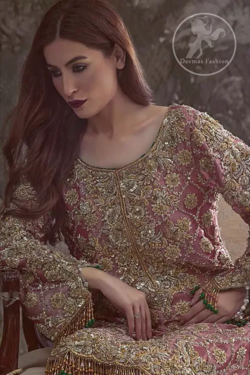 Copper Rose Shirt Vanilla Trousers. It is adorned with a criss-cross design. This shirt is meticulously highlighted with dull golden