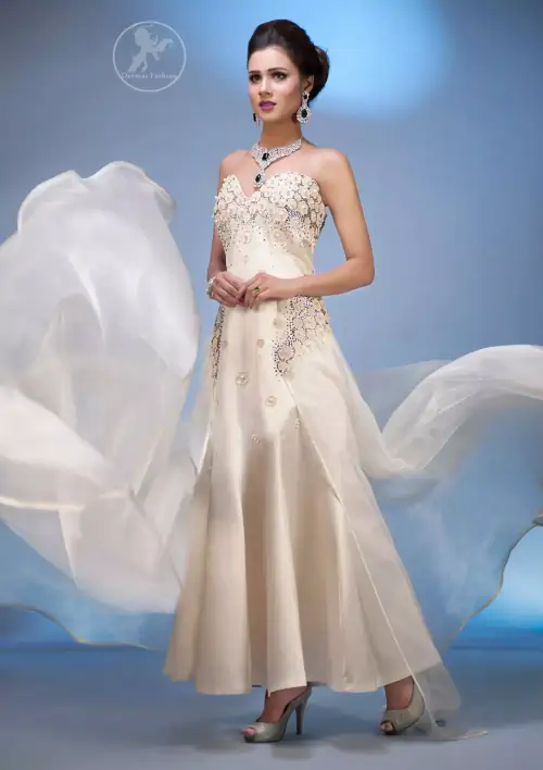 This outfit is a timeless beauty. It is embellished with sweetheart neckline which is decorated with flowers, pearls and swarovski