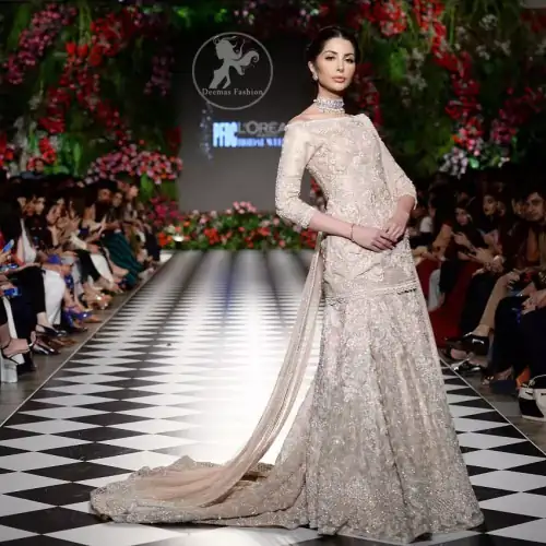 Capture the attention in this off shoulder tissue shirt with gold kora, dabka and kundan embroidery on the front. It