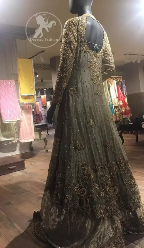 This regal regent gray outfit is an immensely captivating traditional piece, enhancing the art of classical heritage and showcasing the