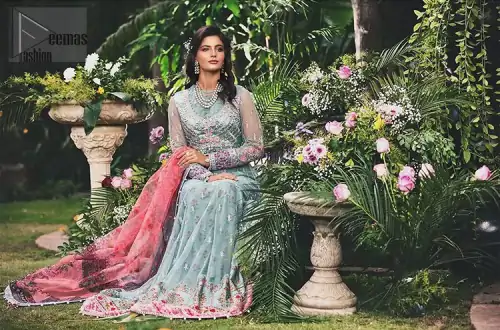 Gussy up in this luxuriously designed pishwas emboldened with intricate embroidery along with beautiful rich patterns and delicate details at