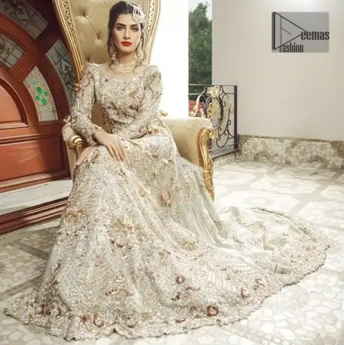 Bring out your beauty with this back trail maxi perfect for your big day. This bridal dress is beautifully sculptured