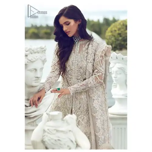 Captured in traditional silhouette, The bridal stands out due to its uniqueness and the perfect fusion of modern cut and