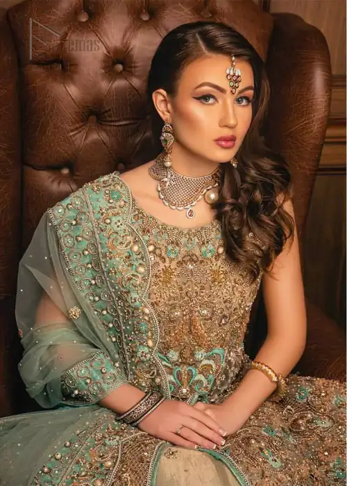 Classic, timeless and truly beautiful. Upholding the idea of simple is beautiful, you would definitely want to wear this outfit