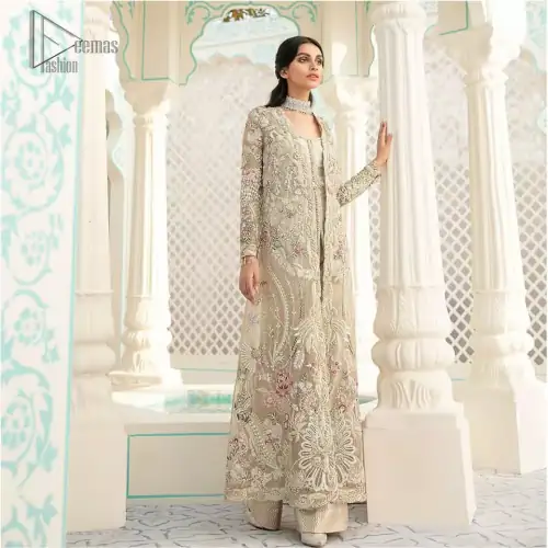 An example of beauty and elegance. A perfect ensemble for this festive season with divine detailing of thread embroidery, color
