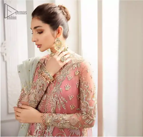 Let the crowd stare and make it worth their while when you walk wearing this outfit. A perfect ensemble for