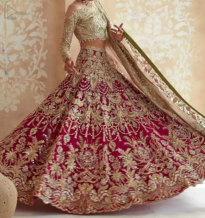 This elegant ensemble turns a timeless piece into a chic fantasy. Best choice for your wedding day.