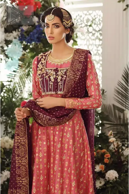 This exceptionally detailed dress is cut in a seductive fit and flare silhouette that’s sure to turn heads. Discover classic