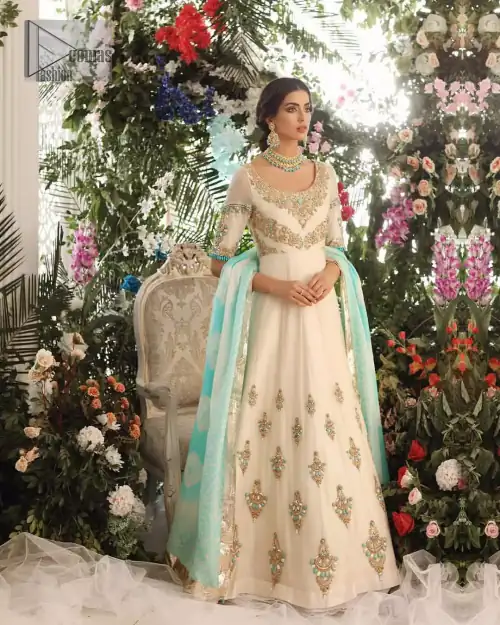 This outfit should be the next addition to your wardrobe. An example of beauty and elegance. Look breathtakingly stylish in