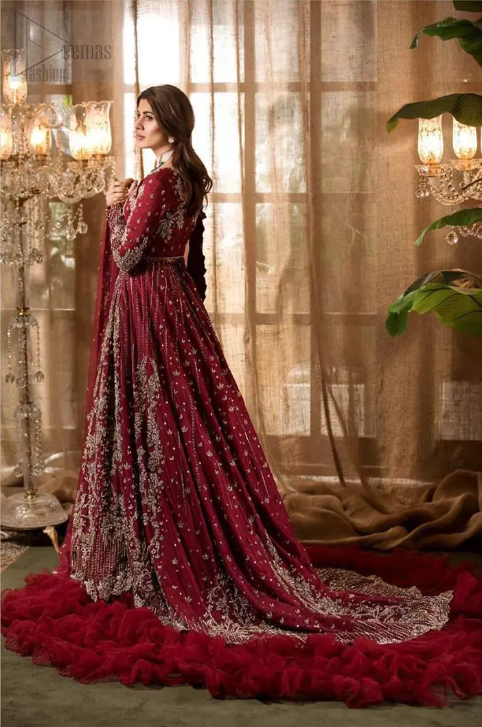 Make your big day more beautiful with our excessively embroidered lehenga blouse featuring delicately embellished back train along with scalloped finishing highlighted with antique embroidered detailing and intricately frilled inner that gives perfect ending to this outfit. The blouse is delicately crafted with antique zardosi work having full sleeves with dangling finishing. It is paired with an ethereal bridal dupatta focusing on kora and dabka handwork borders on all four sides, finished with scalloped borders. With a flowing trail, this is an ensemble that deserves to be flaunted.
