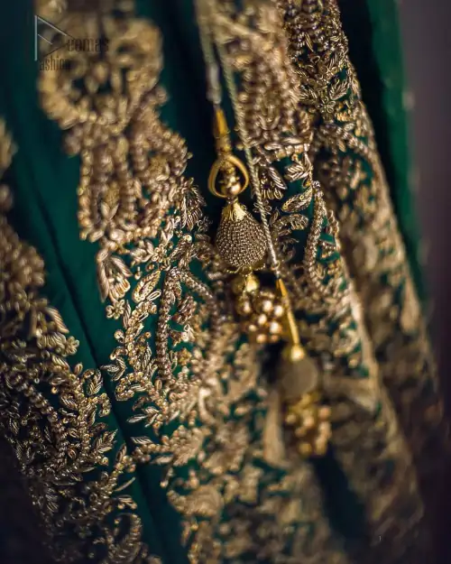 This artisanal piece is rendered in grace and timelessness. This outfit makes a statement in this stunningly floraison, perfect blend