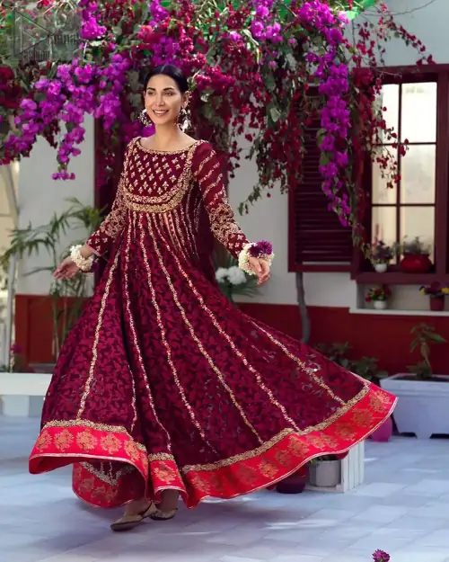 The perfect combination of tradition and class. With a lot of attention to detail, the intricate zardozi work with using