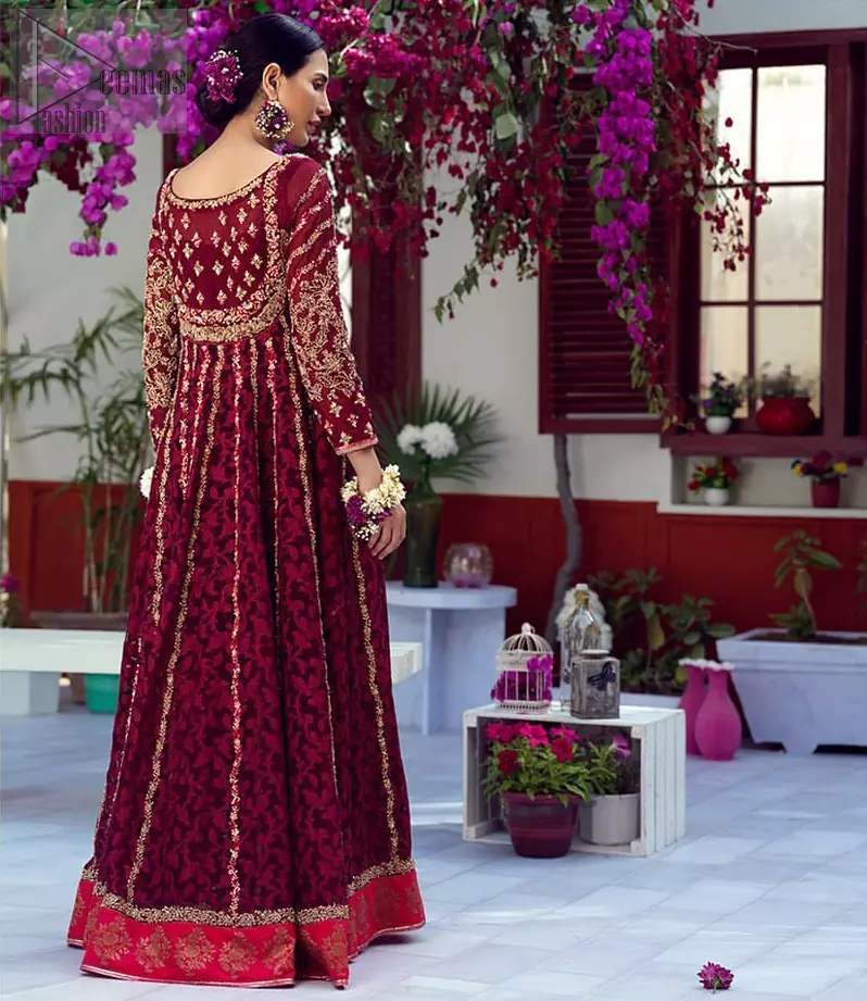 The perfect combination of tradition and class. With a lot of attention to detail, the intricate zardozi work with using glass beading and threads makes the bodice look like nothing but a dream. The tiny floral motifs are also scattered on the bodice. This mehndi outfit is ornamented with vertical embroidered lines and coral applique at the bottom. It comprises with maroon capri pants and coral self fabric dupattta. You are all set to make a lasting impact with the divine royalty of this dress.