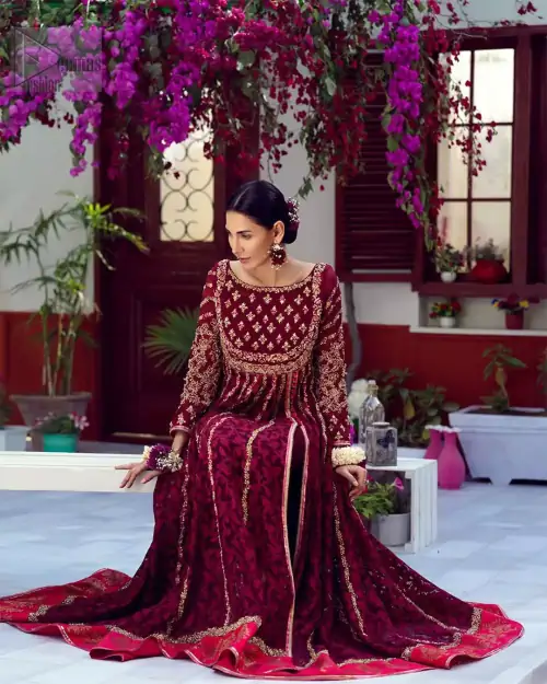 The perfect combination of tradition and class. With a lot of attention to detail, the intricate zardozi work with using