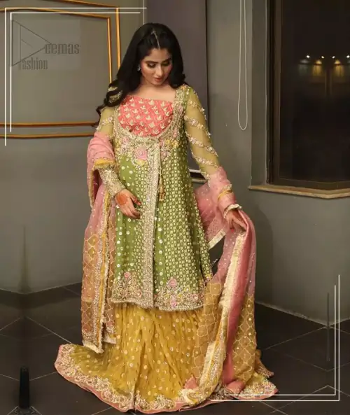 We have brought a charismatic charm to the traditional motifs and cuts. Our embroidery is rich in detailed traditional techniques