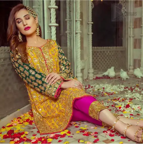 Embrace the season of festivities with this beautiful dress. This beautiful mehndi dress comes with a pink capri pants with