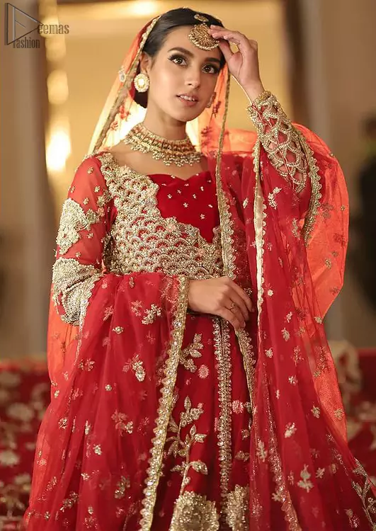 This red bridal dress stands out due to its uniqueness and the perfect fusion of modern cut and traditional embroidery.