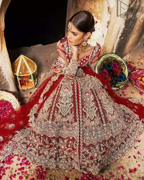 Complete your big day with the perfect dress in our selection of stunning wedding dresses. This artisanal piece is rendered