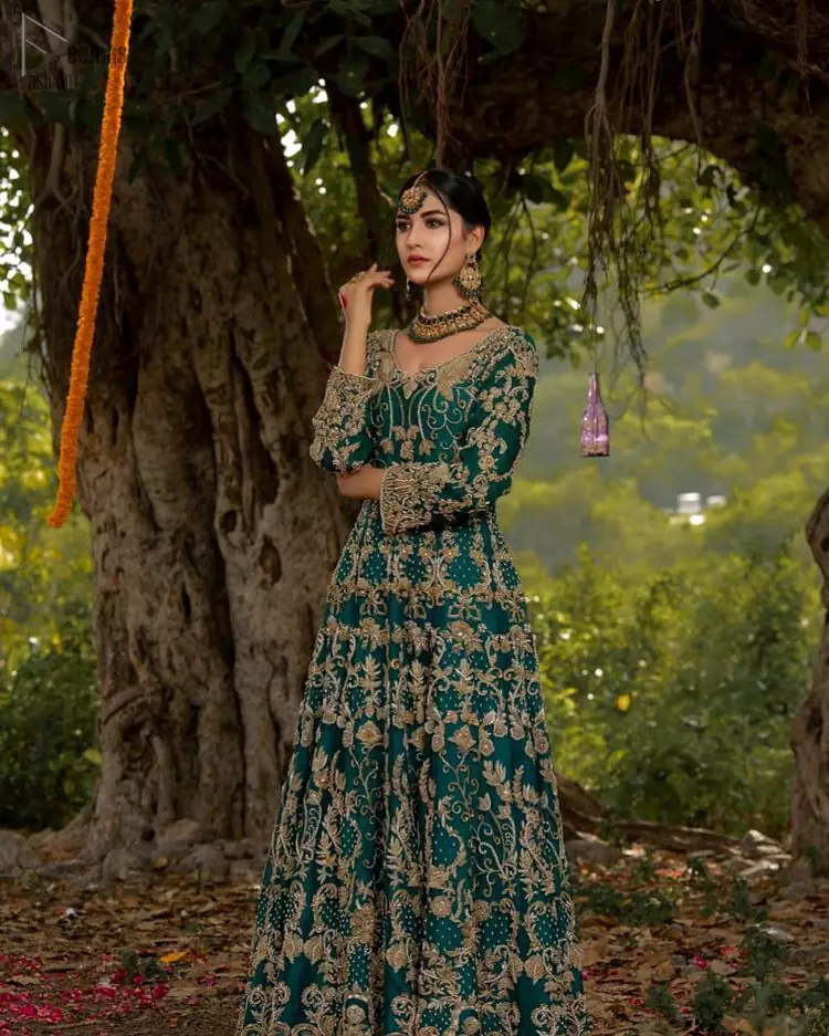 The new season is all about making a statement. Unique craftsmanship and detailed embellishments bring heavenly hued gossamer fabrics to life. Add a charm to your mehndi with an intricately golden embellished bodice and motifs all around the flare on sea green canvas of organza. Daaman is elegantly decorated with embroidered golden floral bootis, sprinkled sequins and beautiful craftsmanship. Pair it up with sea-green sharara having delicate details at the bottom instantly draws attention. To complete the look, go with ivory brocade dupatta.
