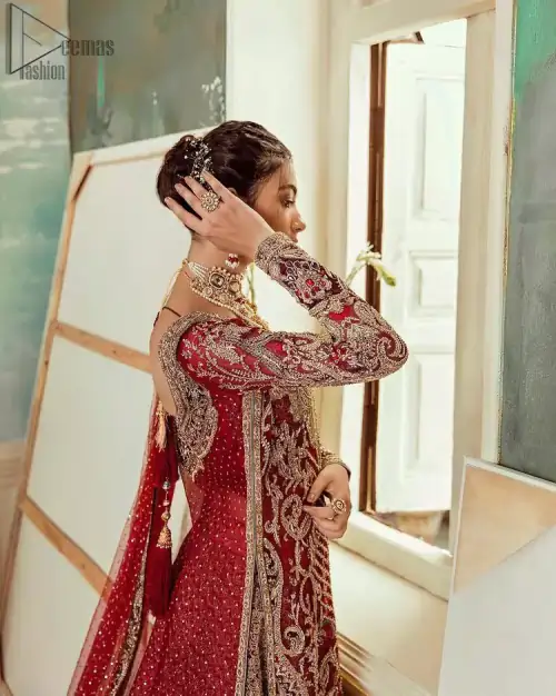 Chic, sleek and undeniably romantic, this beautiful deep red gown might just be the one for you. With pure fabric