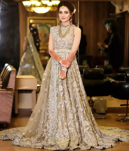 Your graceful personality demands a royal touch, which is why the Fawn Back Train Maxi ensures imperial distinctiveness. As per