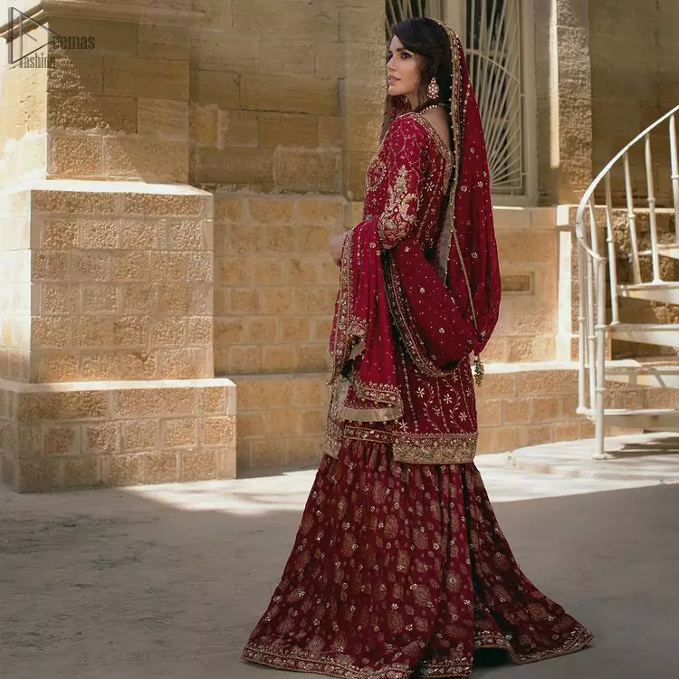 This graceful traditional bridal wear will definitely add to your perfection on the reception day.