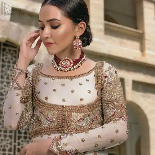 Exceptionally styled and symphonized stitching makes you gorgeous enough that it would surely make your big days remembering one. The