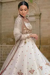 Exceptionally styled and symphonized stitching makes you gorgeous enough that it would surely make your big days remembering one. The Ivory Pishwas Frock is a true beauty when it comes to the work of perfection. Latest Nikah Dress - Ivory Pishwas Frock n Dupatta.