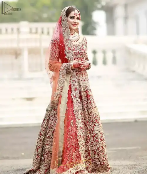 This bridal outfit is perfect for your unforgettable day. This exceptionally detailed dress is cut in a seductive fit and
