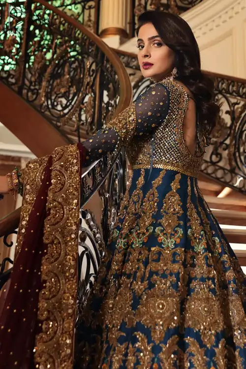 Style exquisitely with Teal Lehenga Pishwas on your Nikkah or Walima. The dress accompanies a fascinating Maroon dupatta.