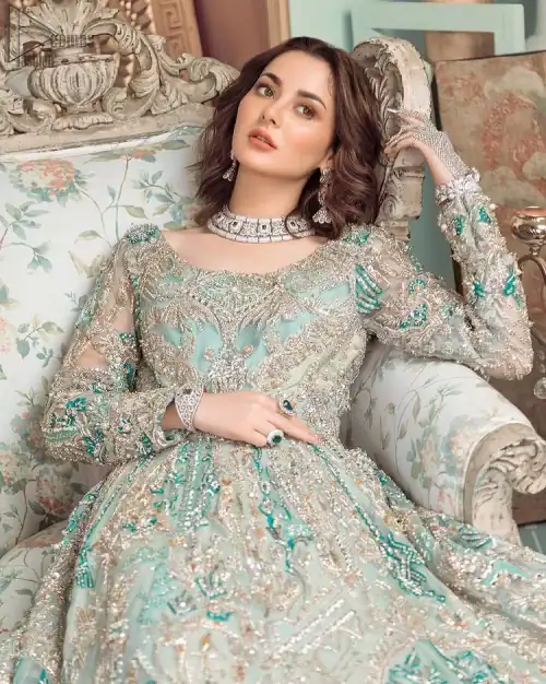 This style-savvy bride totally pulled off our classic bridal wear with unmatchable grace-giving major bridal goals. Featuring beautiful handwork, this