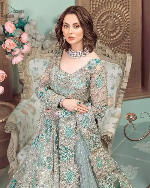 This style-savvy bride totally pulled off our classic bridal wear with unmatchable grace-giving major bridal goals. Featuring beautiful handwork, this