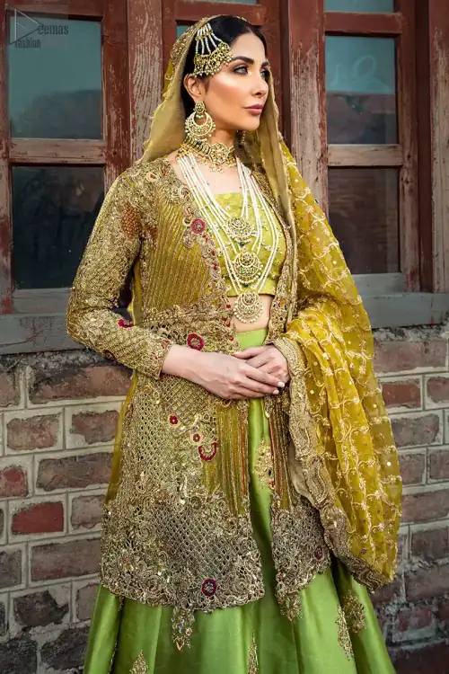 The traditional style of bridal wear always appears the most fascinating. Once worn with confidence, this admirable bridal wear will