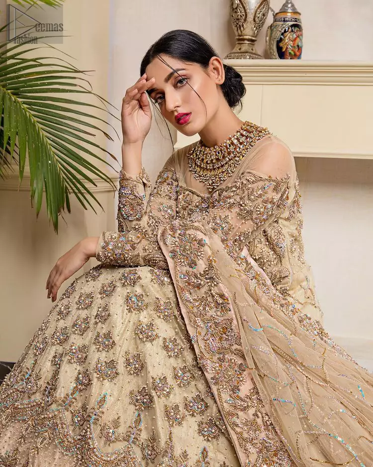 The dress code includes a stunning maxi made of elegant organza, a fabulous churidar pyjama made with raw silk to feel comfortable and charming as well, and an organza dupatta. The imperial appearance of this ravishing bridal wear is worth a fortune. With complete style
