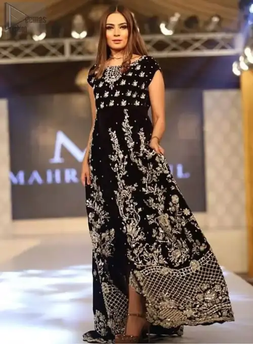 Decorated with floral motifs and criss-cross patterns, its stunning boat-shaped neckline suits its highly enchanting light golden embroidery.