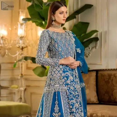 To intensify its supremacy, an elegant work of silver embroidery is styled with scrupulous attention to the minutest details.