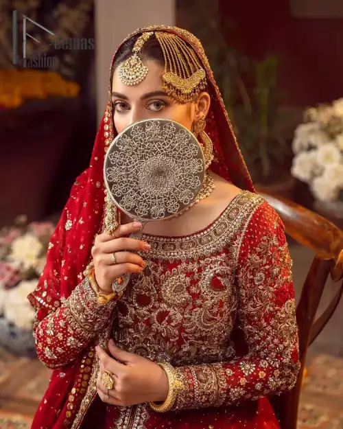 Some pieces are specifically hand-crafted to speak to your heart just like this red front open Pishwas. The pishwas with