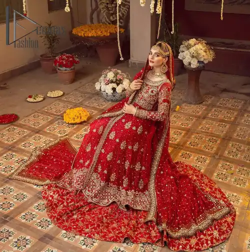 Some pieces are specifically hand-crafted to speak to your heart just like this red front open Pishwas. The pishwas with