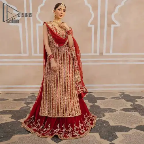 This stunning wedding dress offers comfort without compromising on style. The outfit is laden with golden zardozi work all over