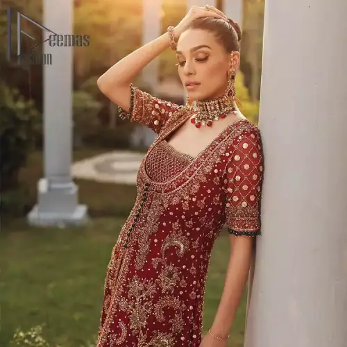 Just fulfil your love for maroon on your Big day with DeemasFashion. Giving you all the glam with this maroon