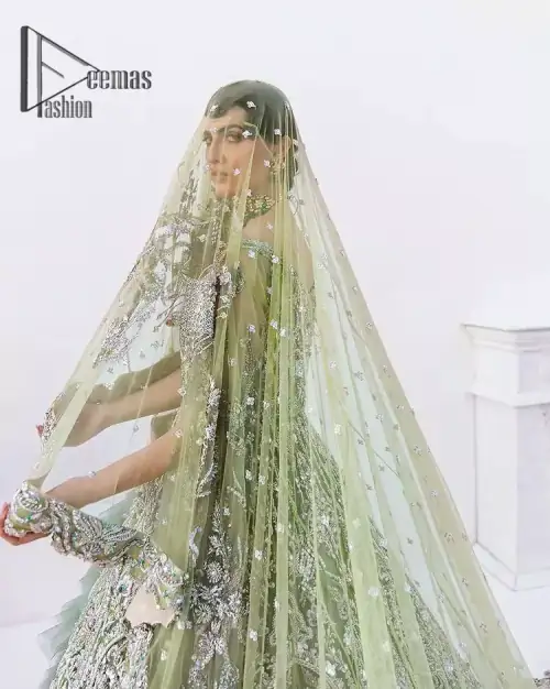 Confected on a luxury outfit with spectacular colors and contrast, this style serves for an elevated look. Delicate embroidery of