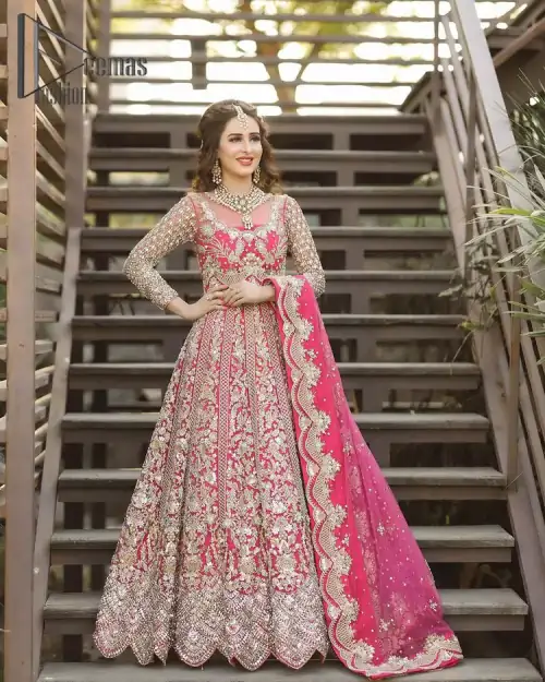 A colour splash, a floral dream. Let your energy shine with this pink outfit. Make a dramatic entry with pink