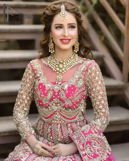 A colour splash, a floral dream. Let your energy shine with this pink outfit. Make a dramatic entry with pink