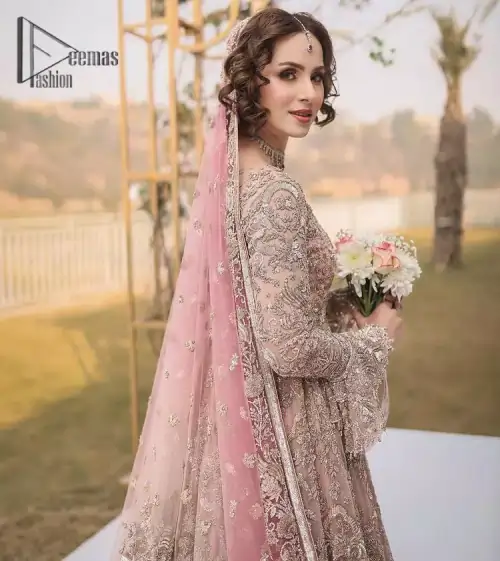 There is nothing more magical than wearing pink colour on your Walima. Our pink side slit open maxi is handsomely