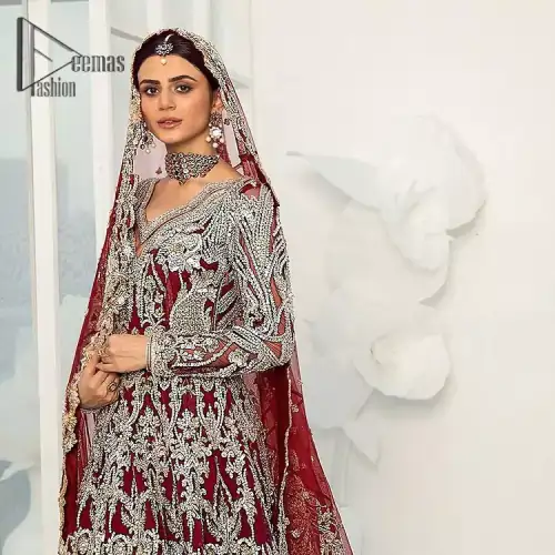 We're sure the majority of you women love slipping into "red outfits for weddings". So, Deemas Fashion presents undeniable vivacity