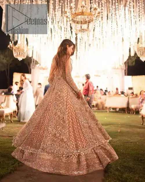 Its lustrous, lush and lavish in every sense of the word with its dazzling nude peach base. The nude peach