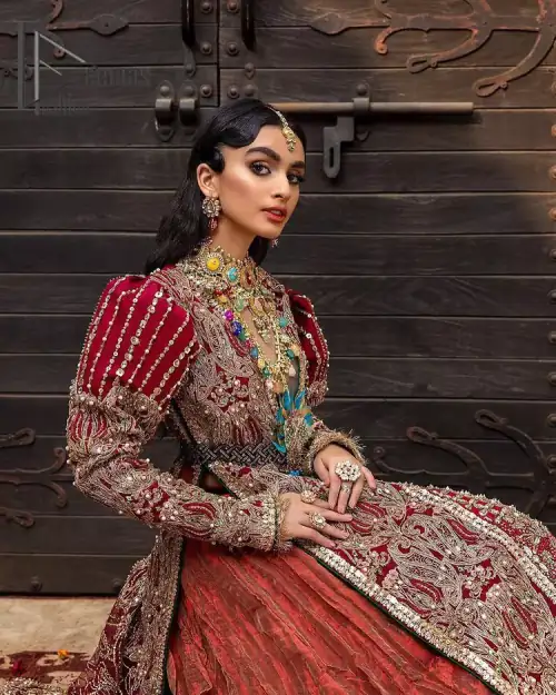 Look in my eyes, look how they shine for you and everything you do. DeemasFashion presents a very traditional outfit