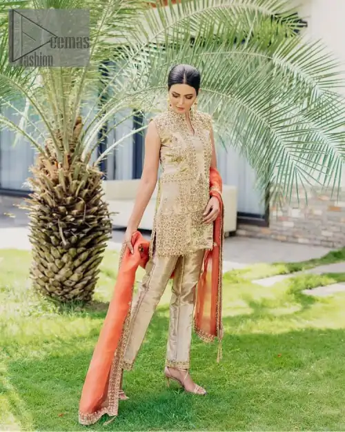 Envelop yourself into a dazzling love affair. The unique article in ivory colour just highlighted you at any event. The