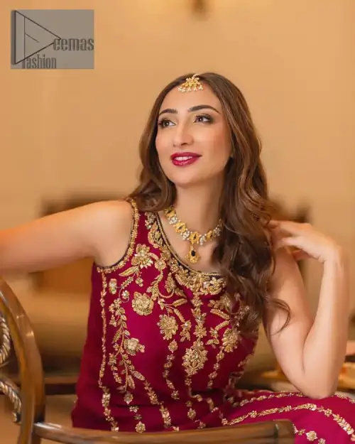 The golden pasting on a glamorous magenta canvas. The beautiful attire is presented that begins with a magenta long shirt