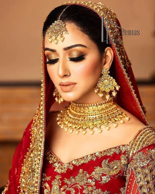 Most girls are excited just to wear maroon amazements. DeemasFashion initiates this Pakistani reception wear which includes a maroon blouse